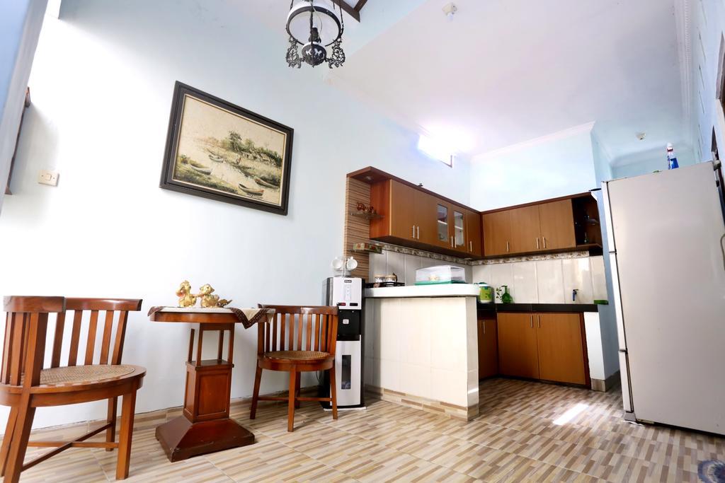 Griya Kedasih Guesthouse Джок'якарта Екстер'єр фото